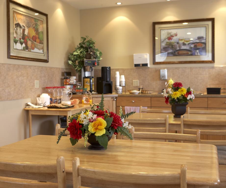 Econo Lodge Inn & Suites Innisfail Екстер'єр фото