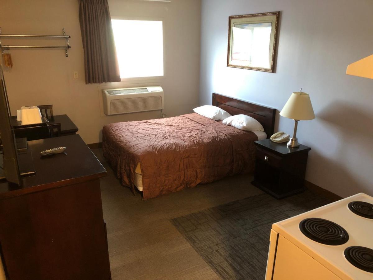 Econo Lodge Inn & Suites Innisfail Екстер'єр фото
