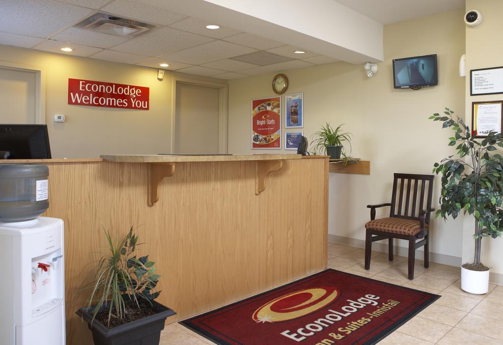 Econo Lodge Inn & Suites Innisfail Екстер'єр фото