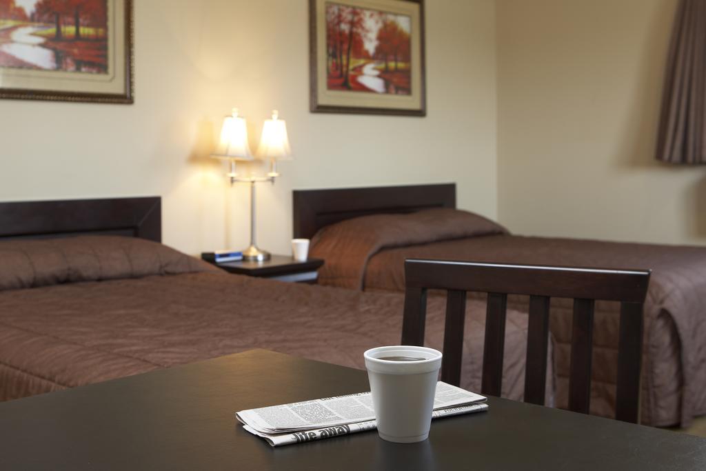 Econo Lodge Inn & Suites Innisfail Екстер'єр фото