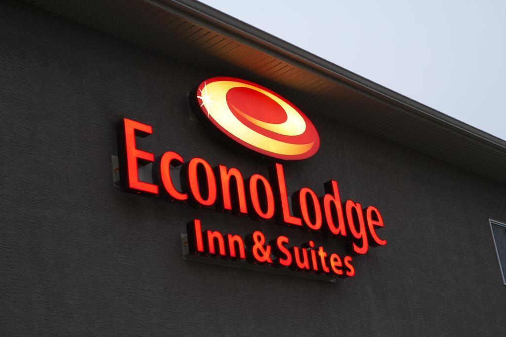 Econo Lodge Inn & Suites Innisfail Екстер'єр фото