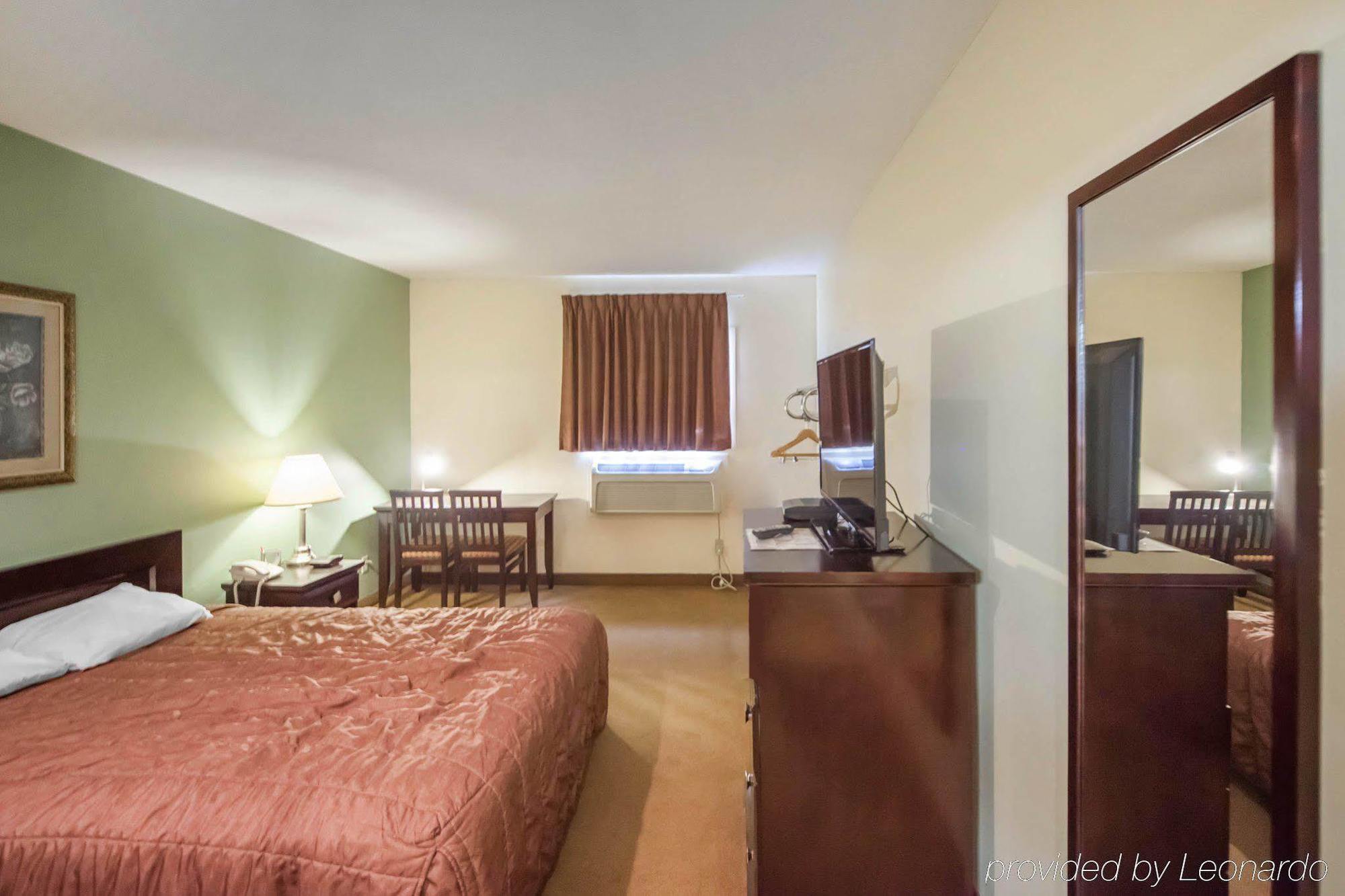 Econo Lodge Inn & Suites Innisfail Екстер'єр фото