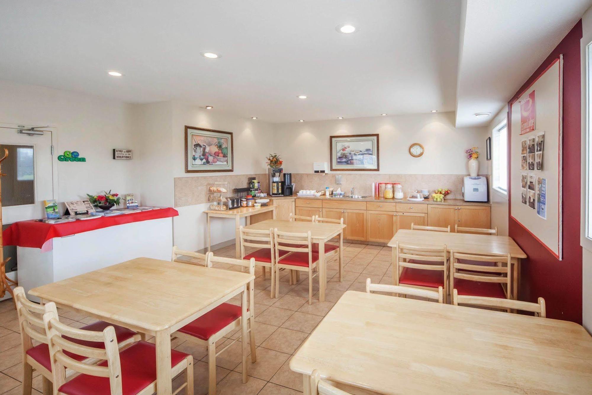 Econo Lodge Inn & Suites Innisfail Екстер'єр фото