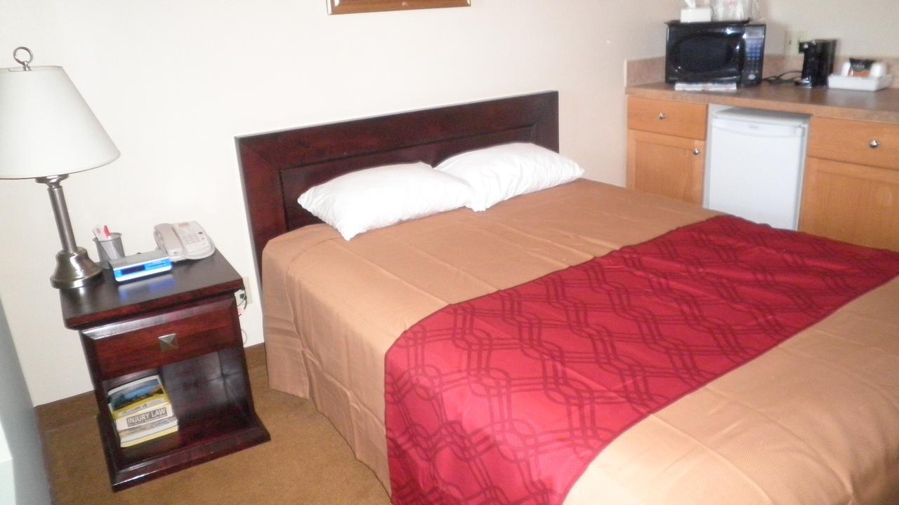 Econo Lodge Inn & Suites Innisfail Екстер'єр фото