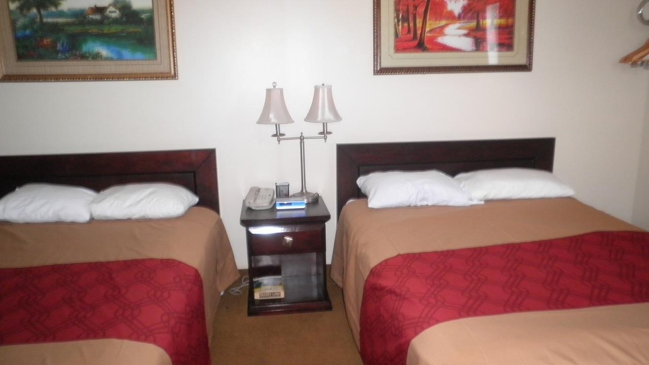 Econo Lodge Inn & Suites Innisfail Екстер'єр фото