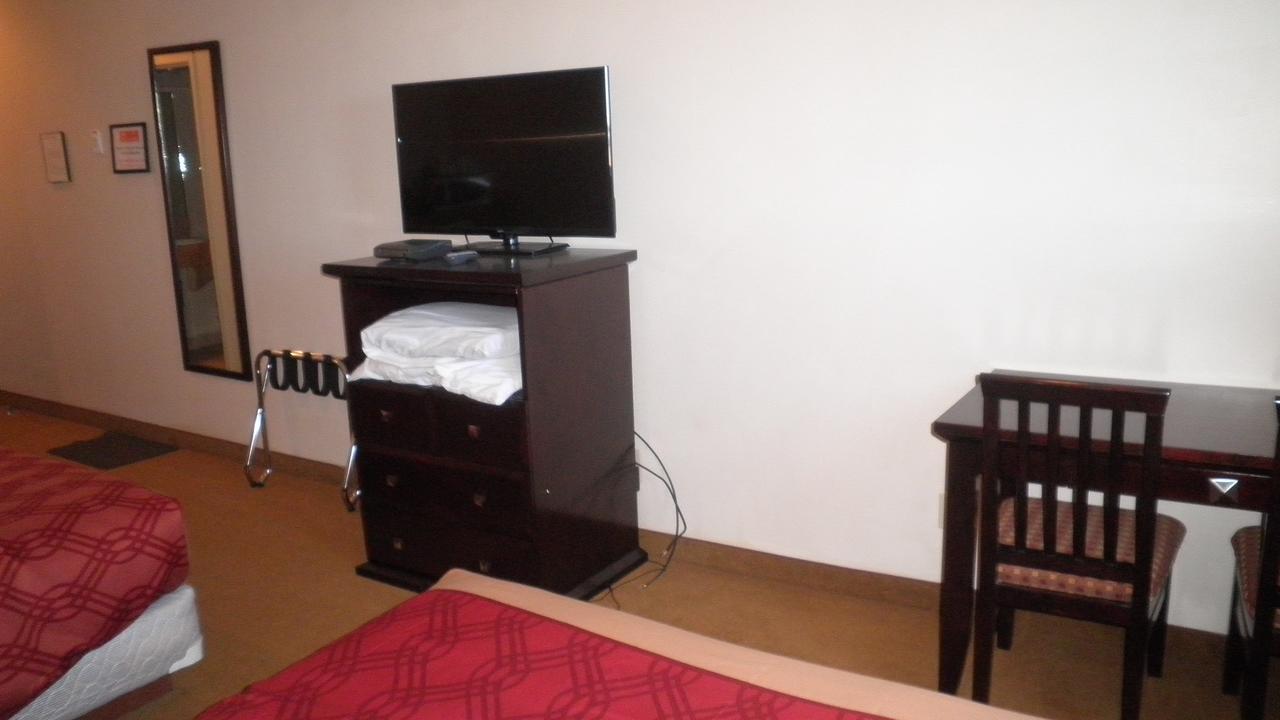 Econo Lodge Inn & Suites Innisfail Екстер'єр фото