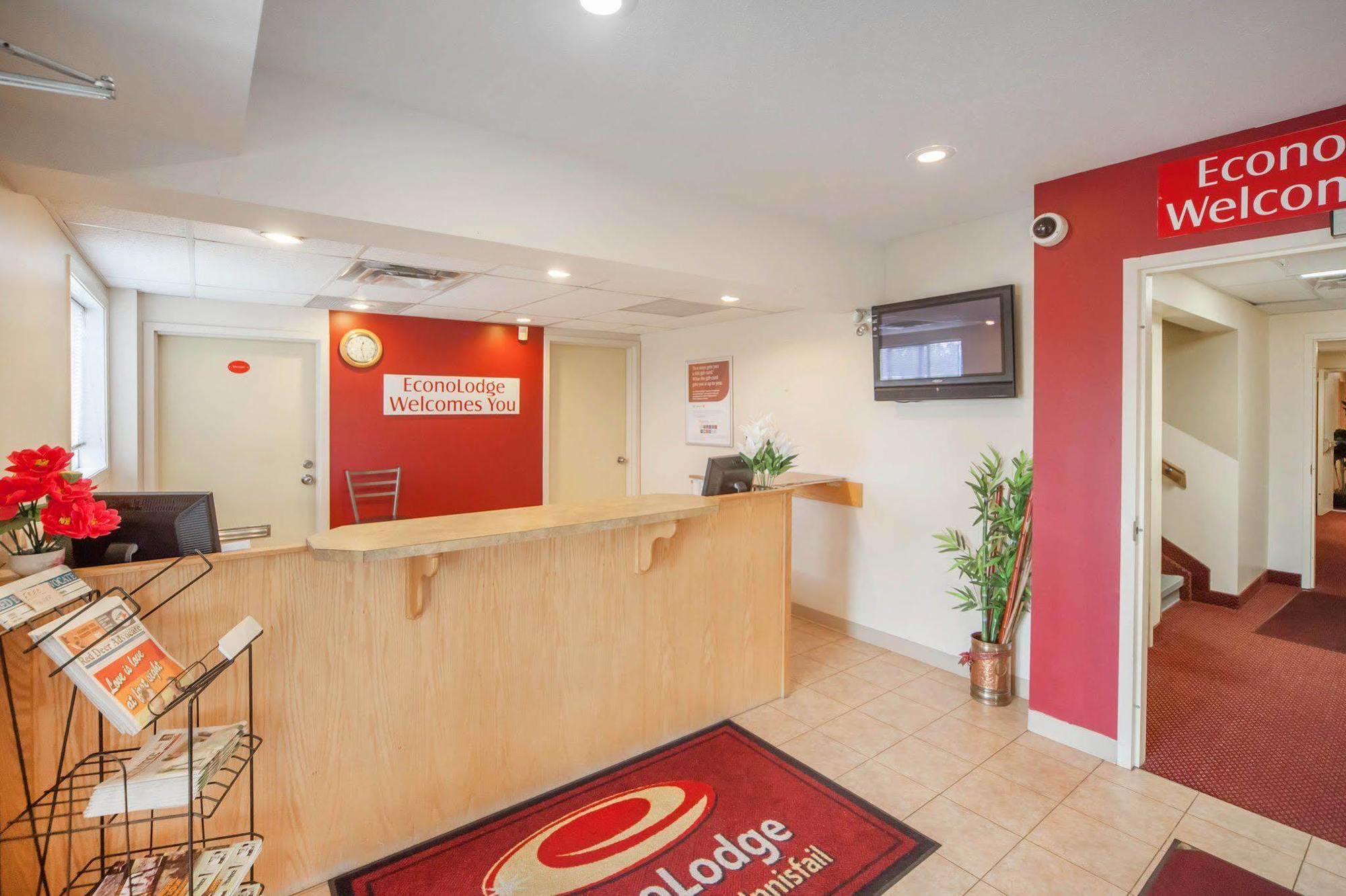 Econo Lodge Inn & Suites Innisfail Екстер'єр фото