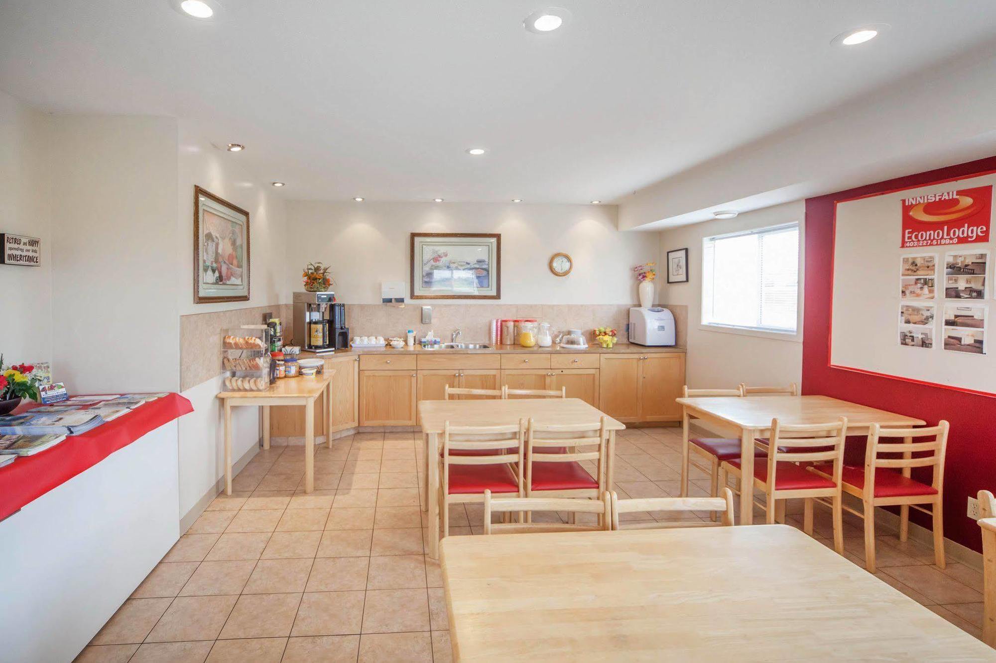 Econo Lodge Inn & Suites Innisfail Екстер'єр фото
