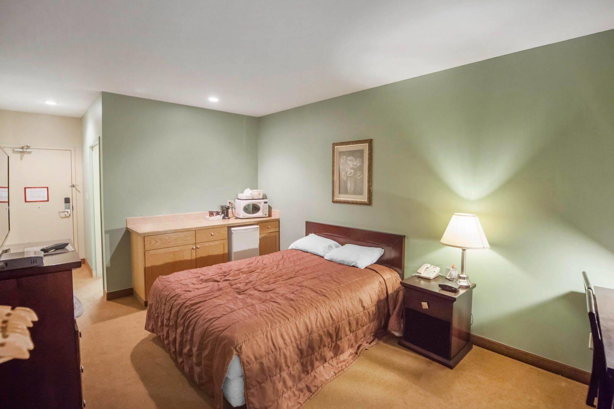 Econo Lodge Inn & Suites Innisfail Екстер'єр фото