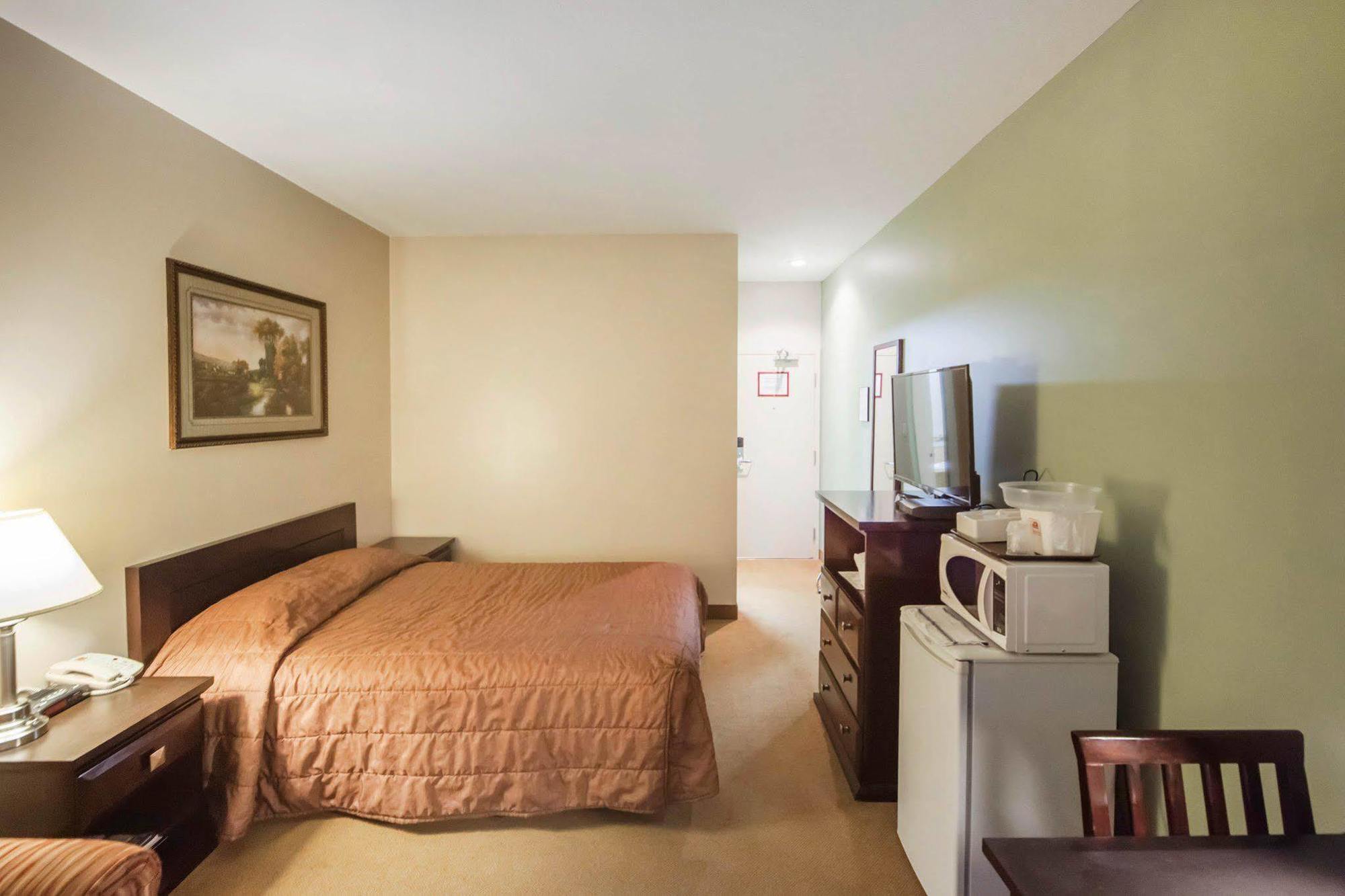 Econo Lodge Inn & Suites Innisfail Екстер'єр фото