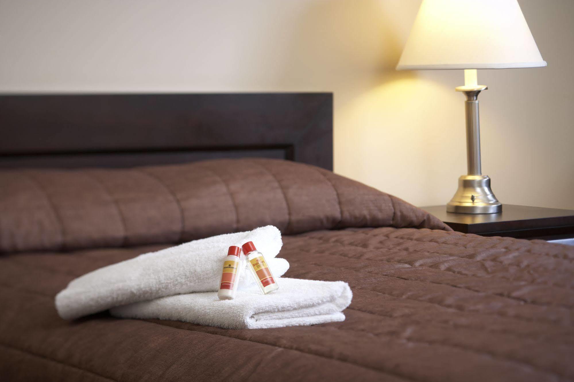 Econo Lodge Inn & Suites Innisfail Екстер'єр фото