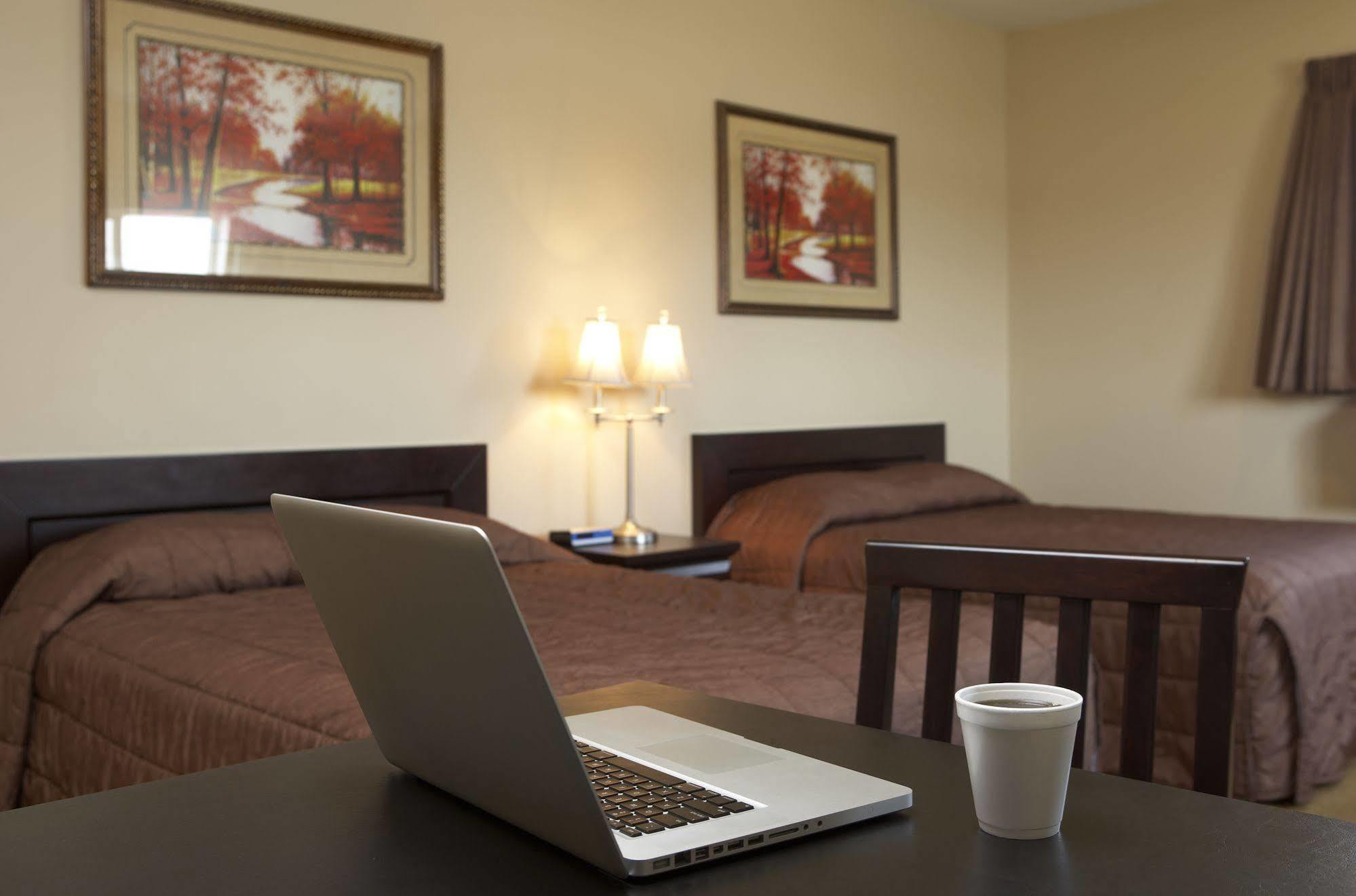 Econo Lodge Inn & Suites Innisfail Екстер'єр фото
