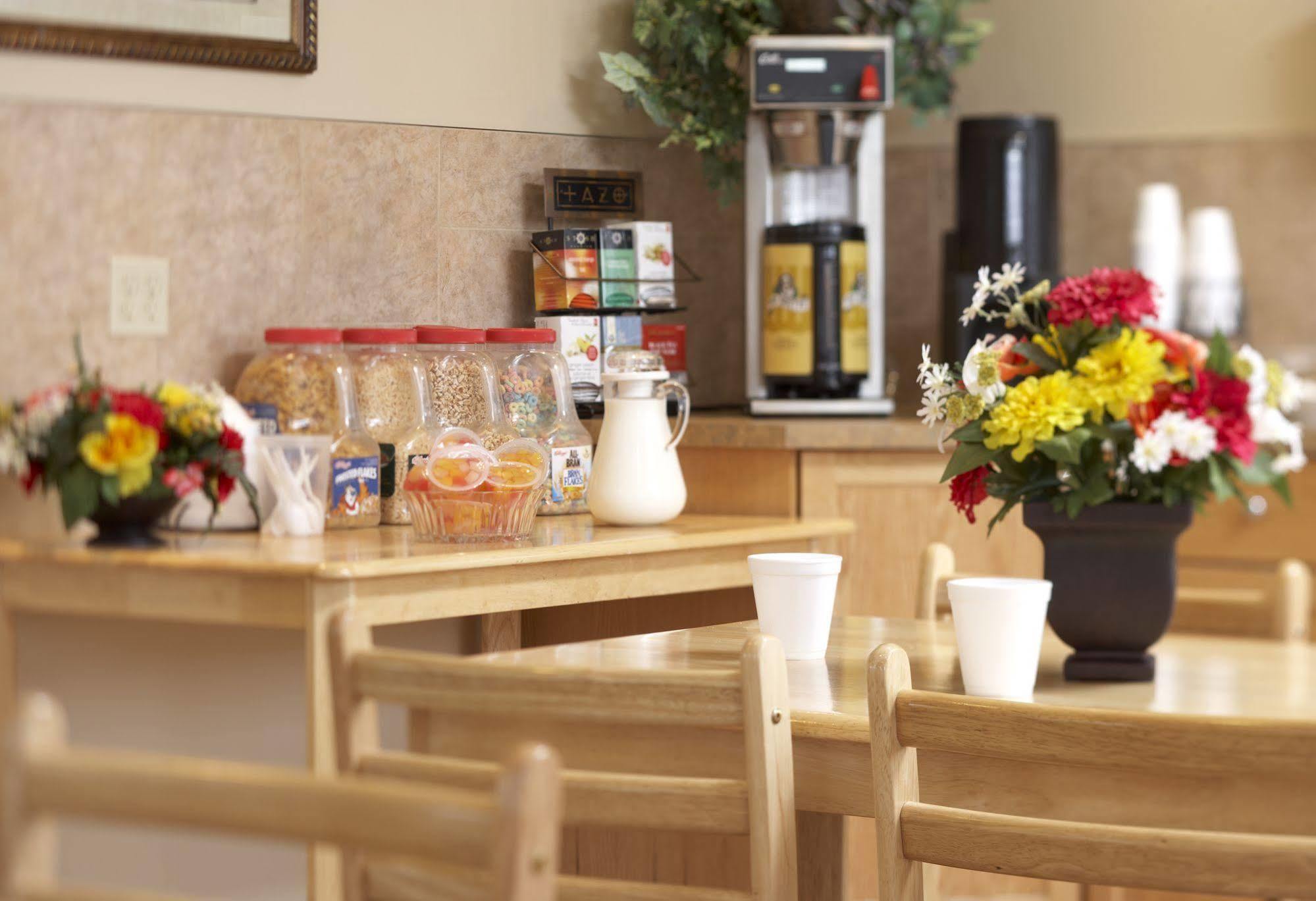 Econo Lodge Inn & Suites Innisfail Екстер'єр фото