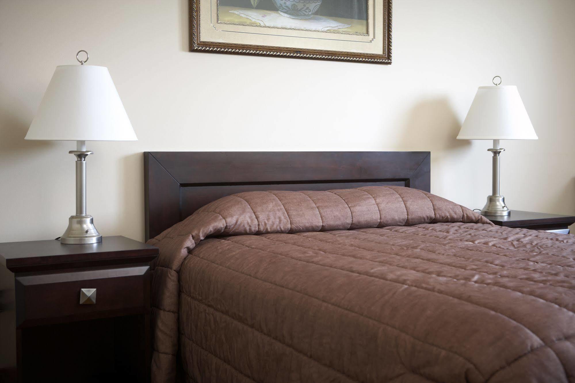 Econo Lodge Inn & Suites Innisfail Екстер'єр фото