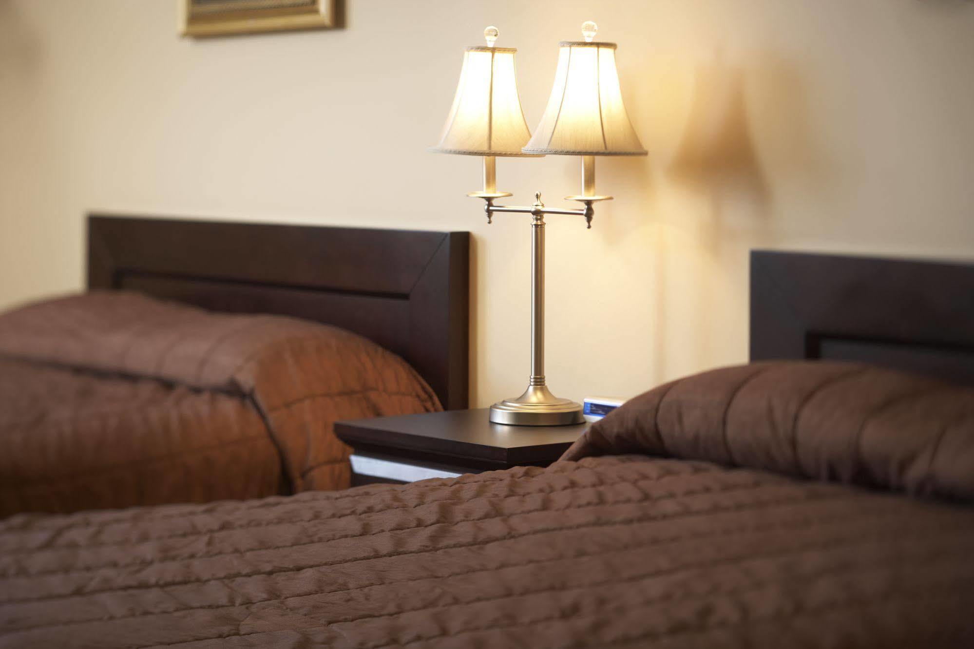 Econo Lodge Inn & Suites Innisfail Екстер'єр фото