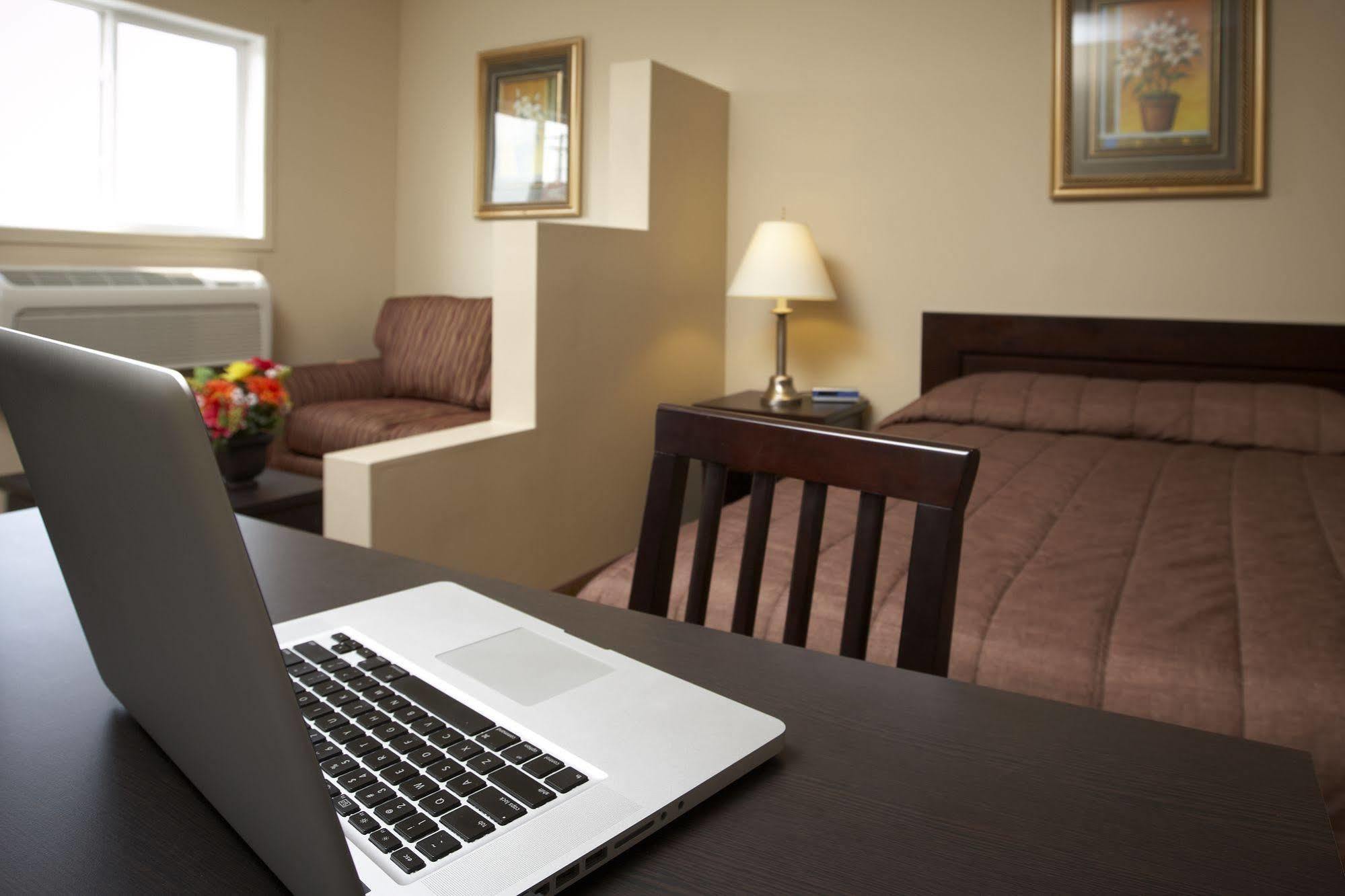 Econo Lodge Inn & Suites Innisfail Екстер'єр фото