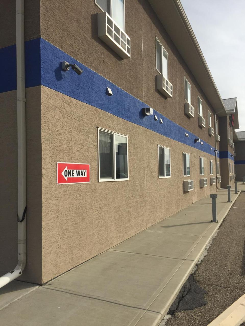 Econo Lodge Inn & Suites Innisfail Екстер'єр фото